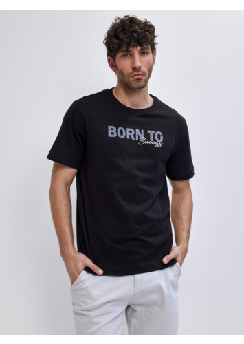 טישרט עם דפוס ורקמה