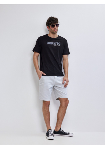 טישרט עם דפוס ורקמה