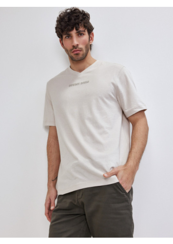 טישרט עם דפוס וי