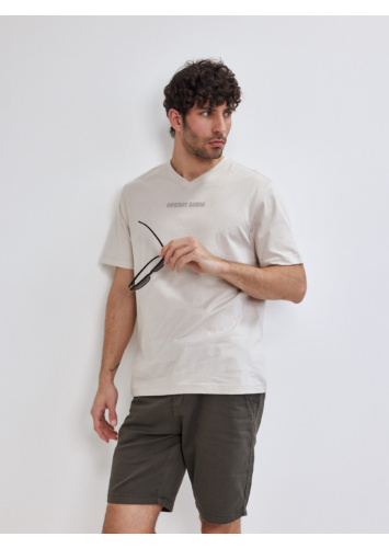 טישרט עם דפוס וי