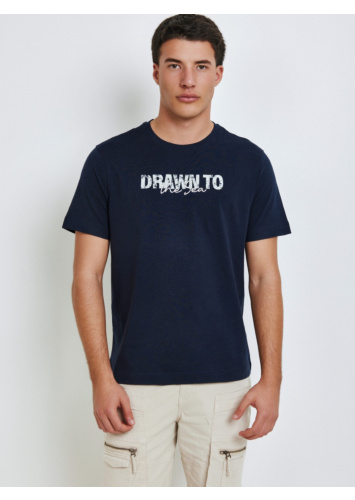 טישרט עם דפוס ורקמה