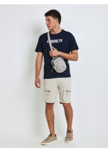 טישרט עם דפוס ורקמה