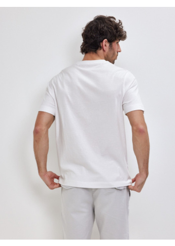 טישרט עם דפוס ורקמה