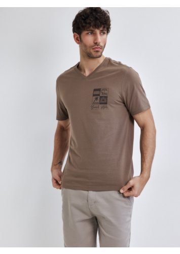 טישרט עם דפוס וי