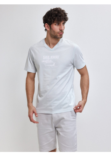 טישרט עם דפוס וי