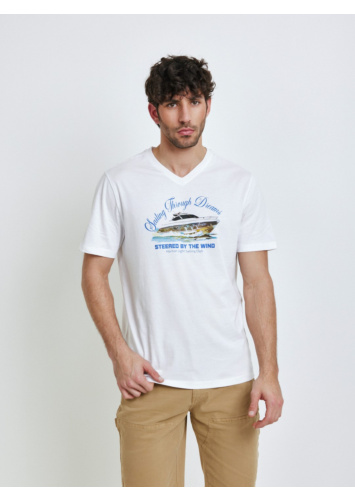 טישרט עם דפוס וי