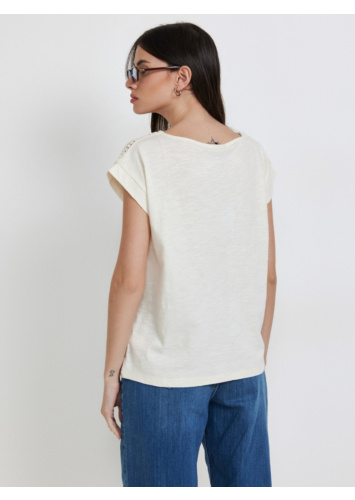 טי מחשוף וי קרושה