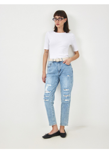 ג'ינס עם קרעים