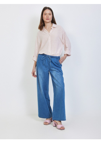 ג'ינס משוחרר רגל רחבה