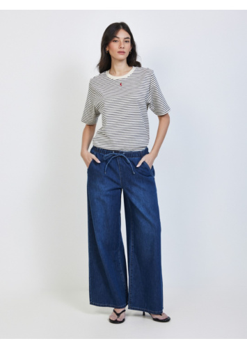 ג'ינס משוחרר רגל רחבה