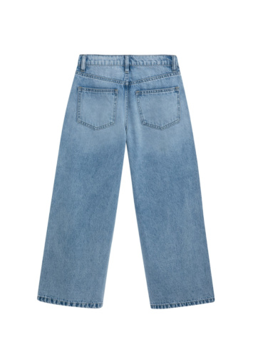 ג'ינס עם ניטים