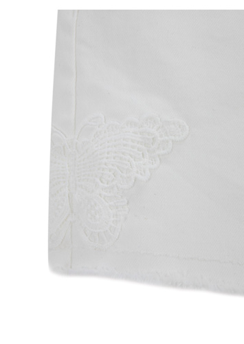 ג'ינס קצר עם חגורה