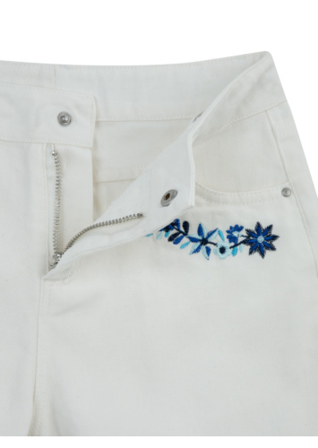 ג'ינס קצר עם רקמה